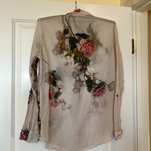 Button down blouse with shades of pink, rose, apricot roses and green leaves. - Picture 2 of 5